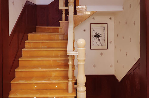 兴安中式别墅室内汉白玉石楼梯的定制安装装饰效果